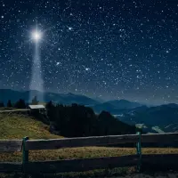 Gwiazda Betlejemska świecąca nad pastwiskiem i stajnią w górach. Wieczorna scena wigilijna.