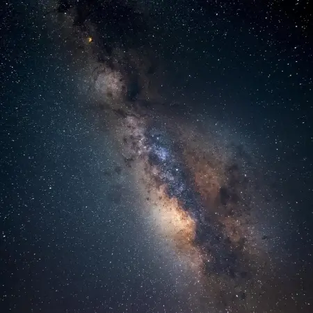 Nieskończona Droga Mleczna, rozświetlona miliardami gwiazd, symbolizuje wszechświat stworzony przez Słowo. Tak jak 'wszystko przez Nie się stało', tak i każda galaktyka, mgławica i ciało niebieskie ukazują Jego wieczną chwałę i potęgę, zanim 'Słowo stało się ciałem'.